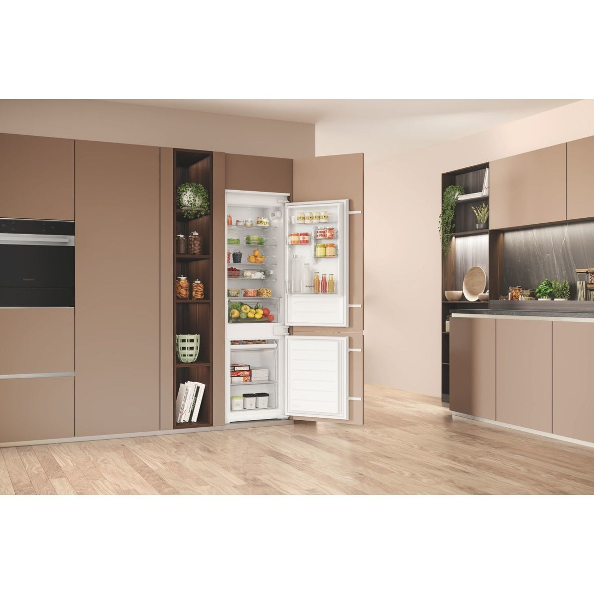Hotpoint HTC18D011A1 177cm Integrated Low Frost Fridge Freezer